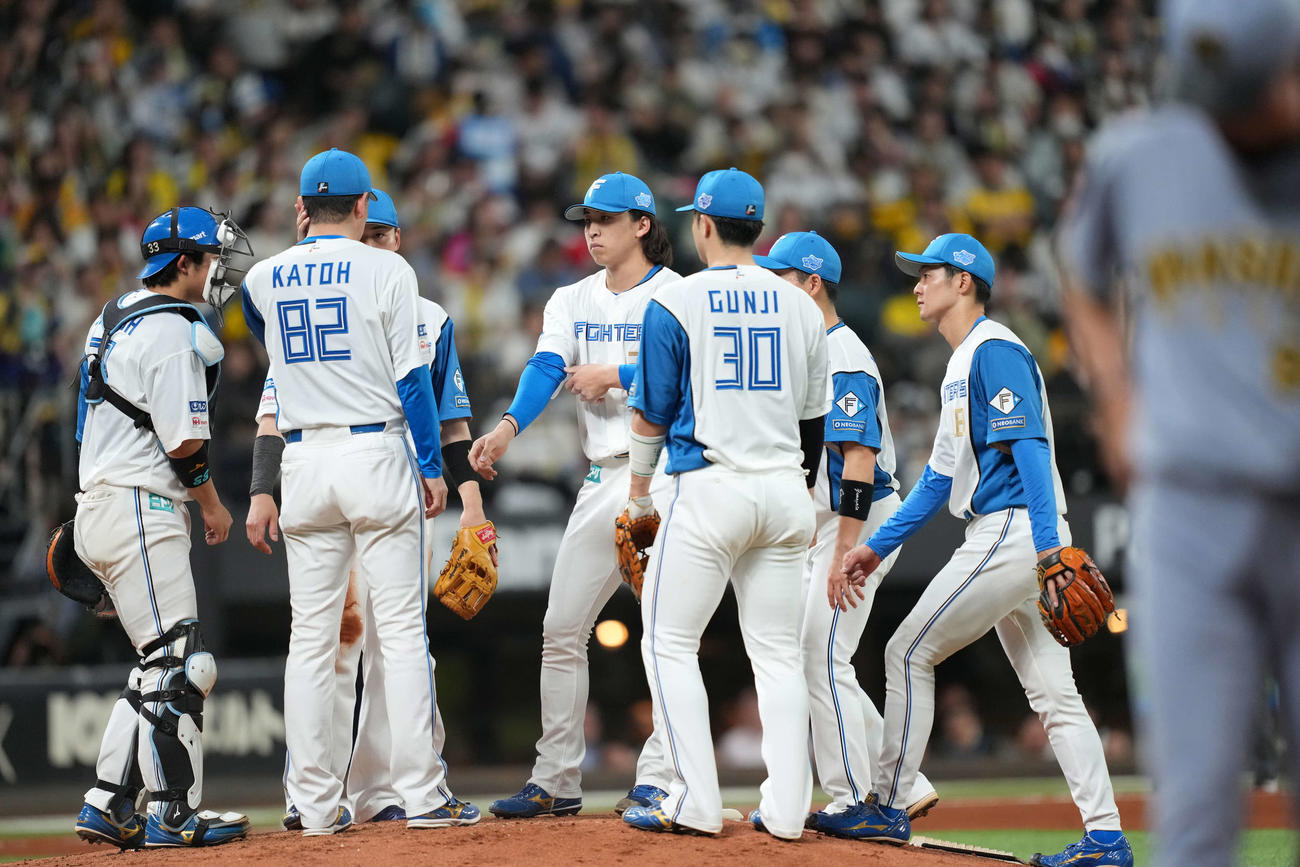 日本ハム対阪神　5回、マウンドに集まる日本ハムナイン（撮影・井上学）