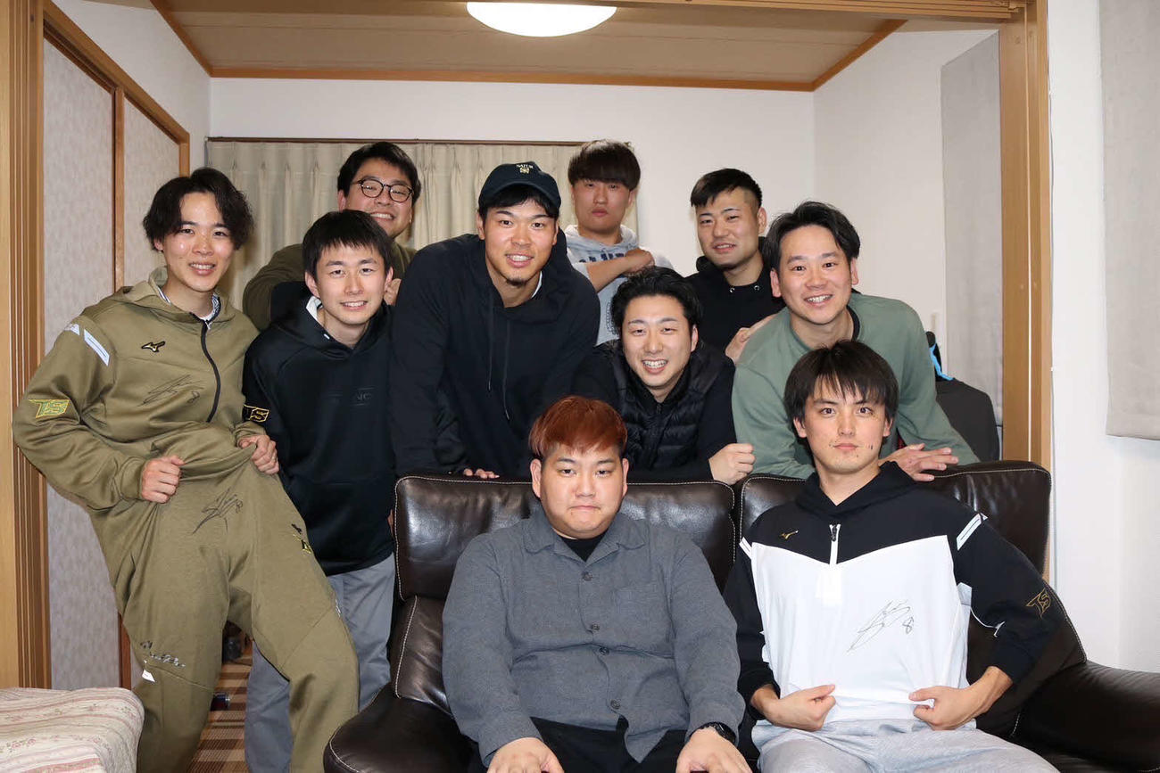 昨年末に集まった阪神佐藤輝と中学時代の同級生たち（佐藤輝の友人提供）