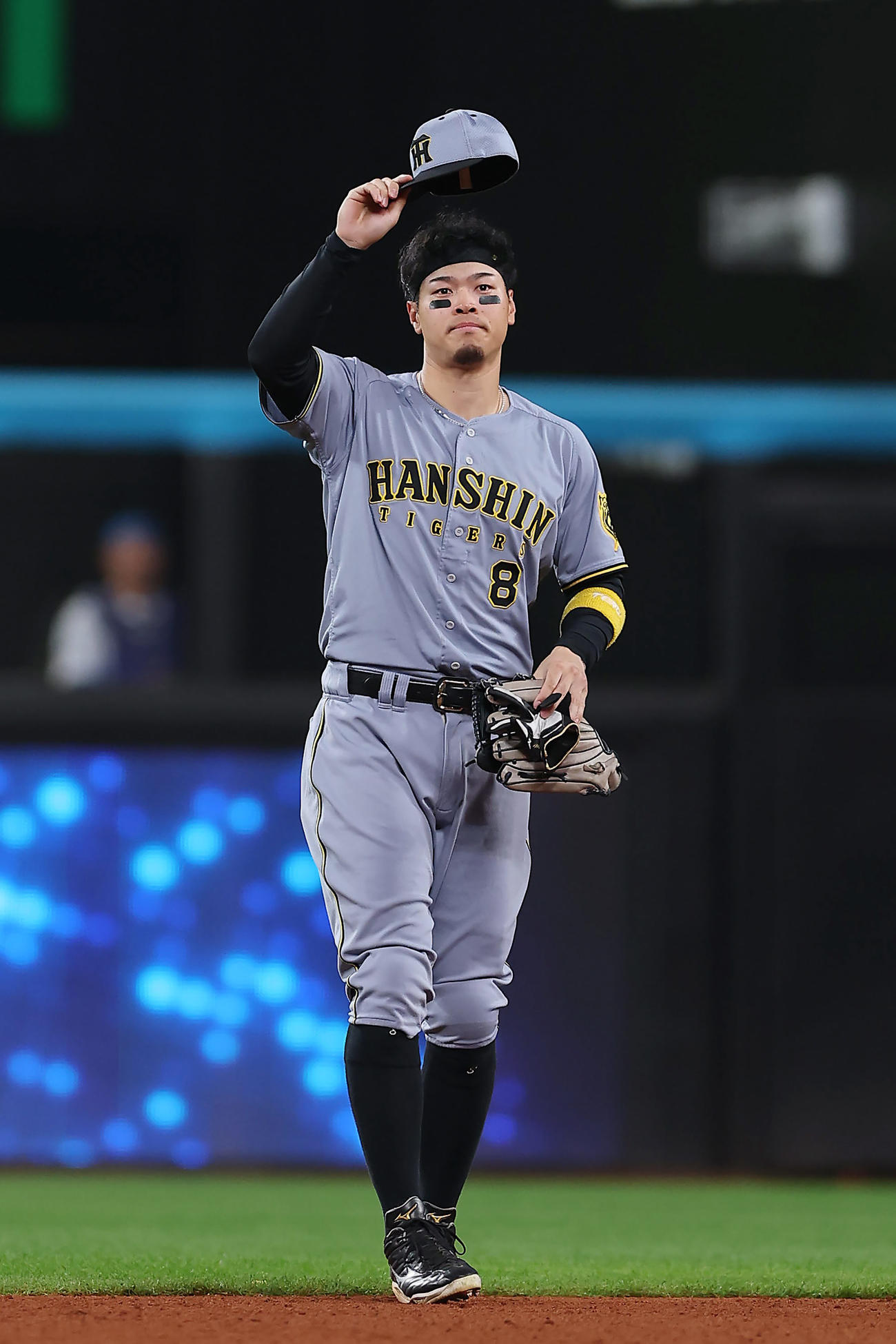 日本ハム対阪神　8回裏、ファンの声援に応える佐藤輝（撮影・前田充）