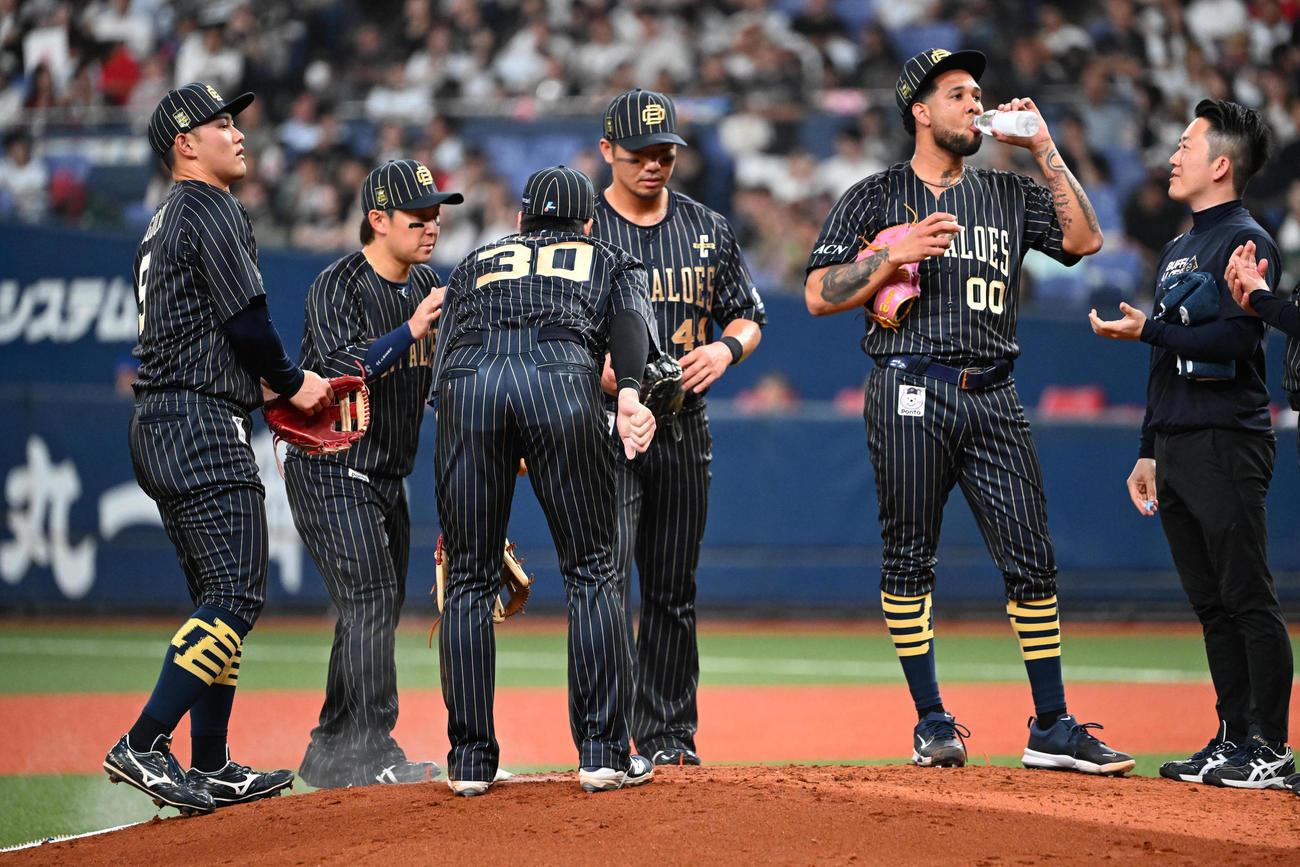 オリックス対広島　4回、ピンチとなりエスピノーザ（右から2人目）の元に集まるオリックス内野陣（撮影・和賀正仁）
