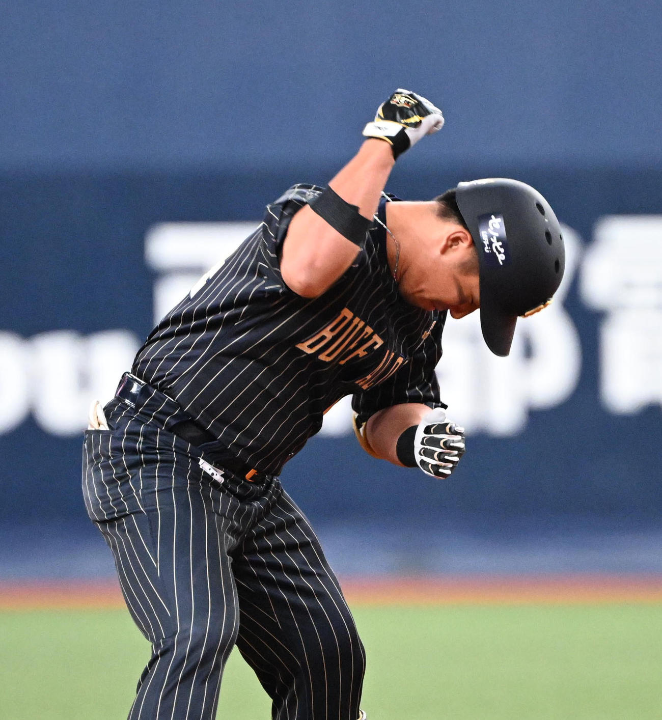 オリックス対広島　5回裏オリックス2死二塁、中越え適時二塁打を放った頓宮はガッツポーズ（撮影・和賀正仁）