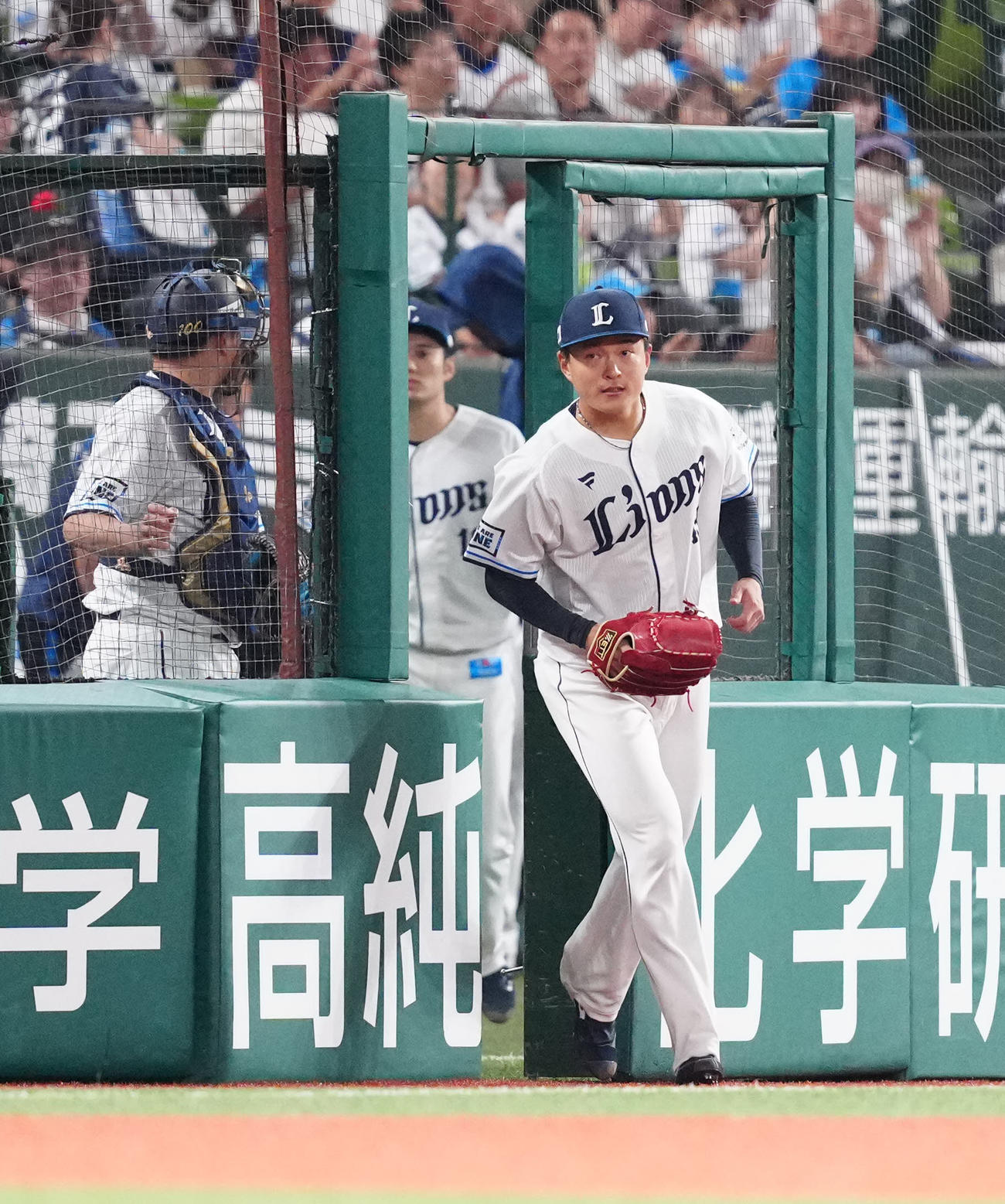 西武対ヤクルト　6回表開始前、マウンドに向かう西武2番手の佐々木（撮影・江口和貴）