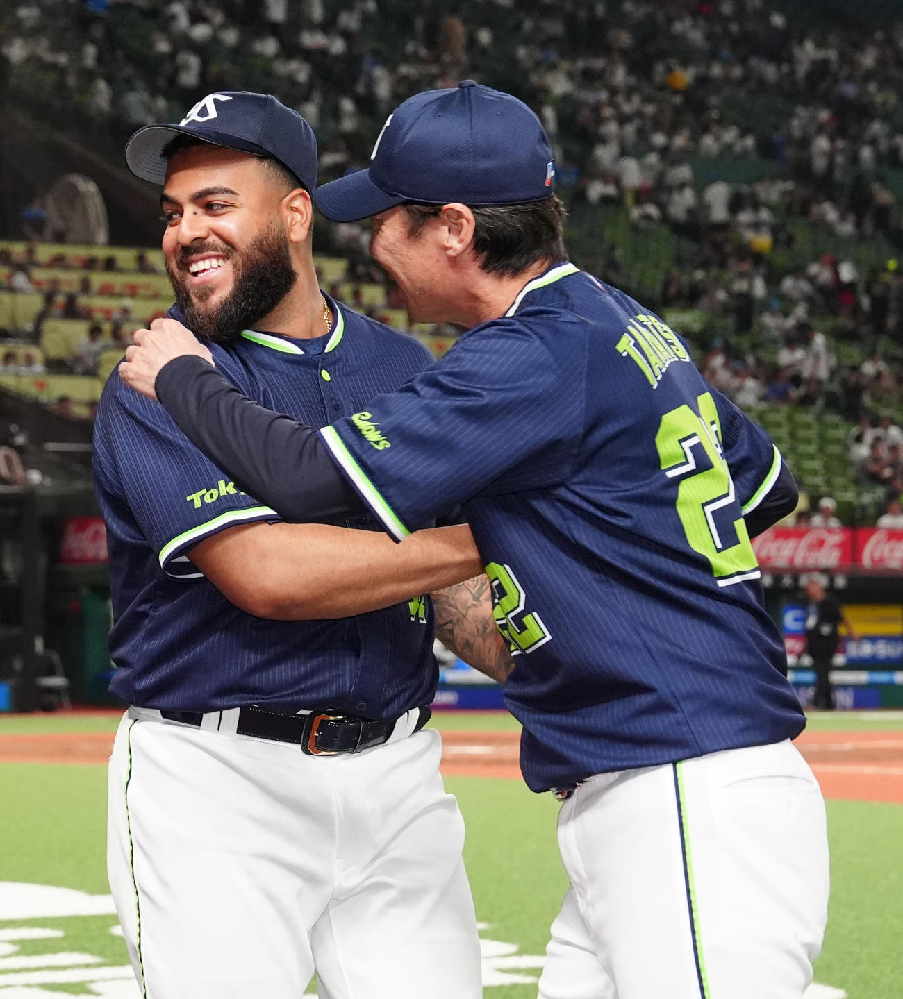 西武対ヤクルト　来日初勝利を挙げヤクルト高津監督（右）と喜ぶアビラ（撮影・江口和貴）