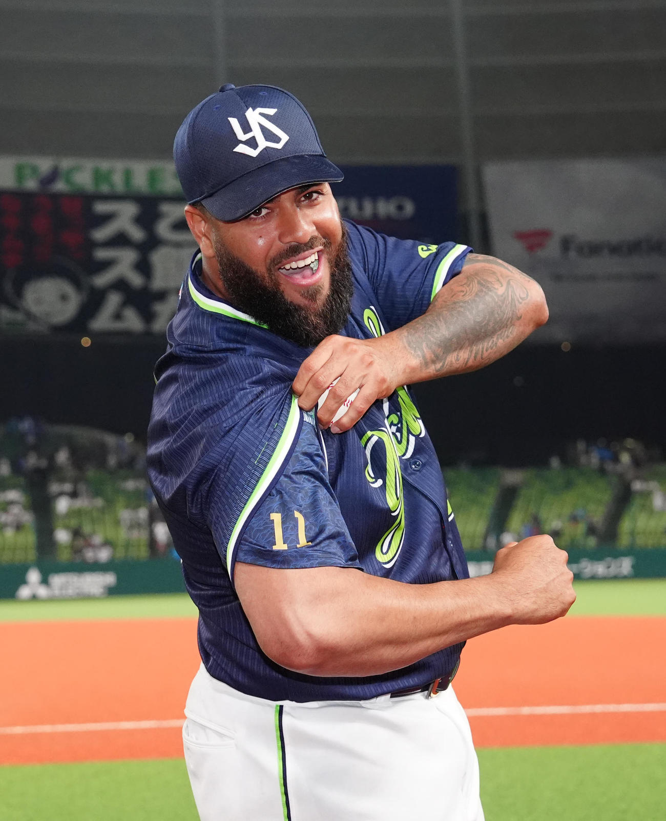 西武対ヤクルト　来日初勝利を挙げ、ポーズを決めるヤクルト・アビラ（撮影・江口和貴）
