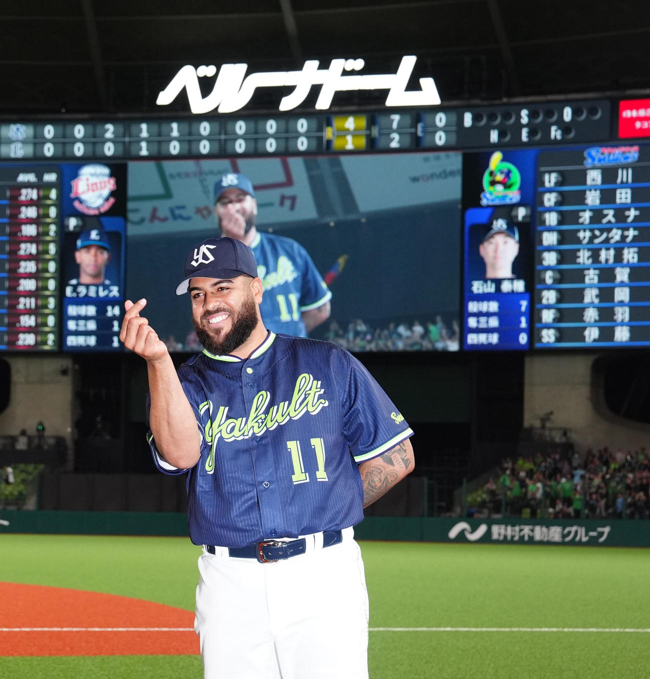 西武対ヤクルト　来日初勝利を挙げ、「キュン」ポーズを決めるヤクルト・アビラ（撮影・江口和貴）