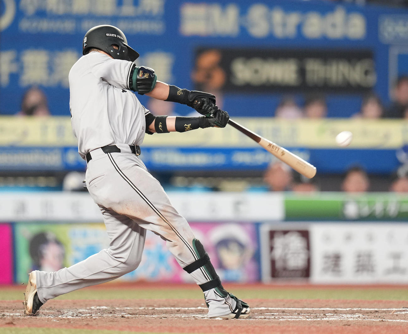 ロッテ対巨人　5回表巨人1死、右越えソロ本塁打を放つ吉川（撮影・鈴木みどり）