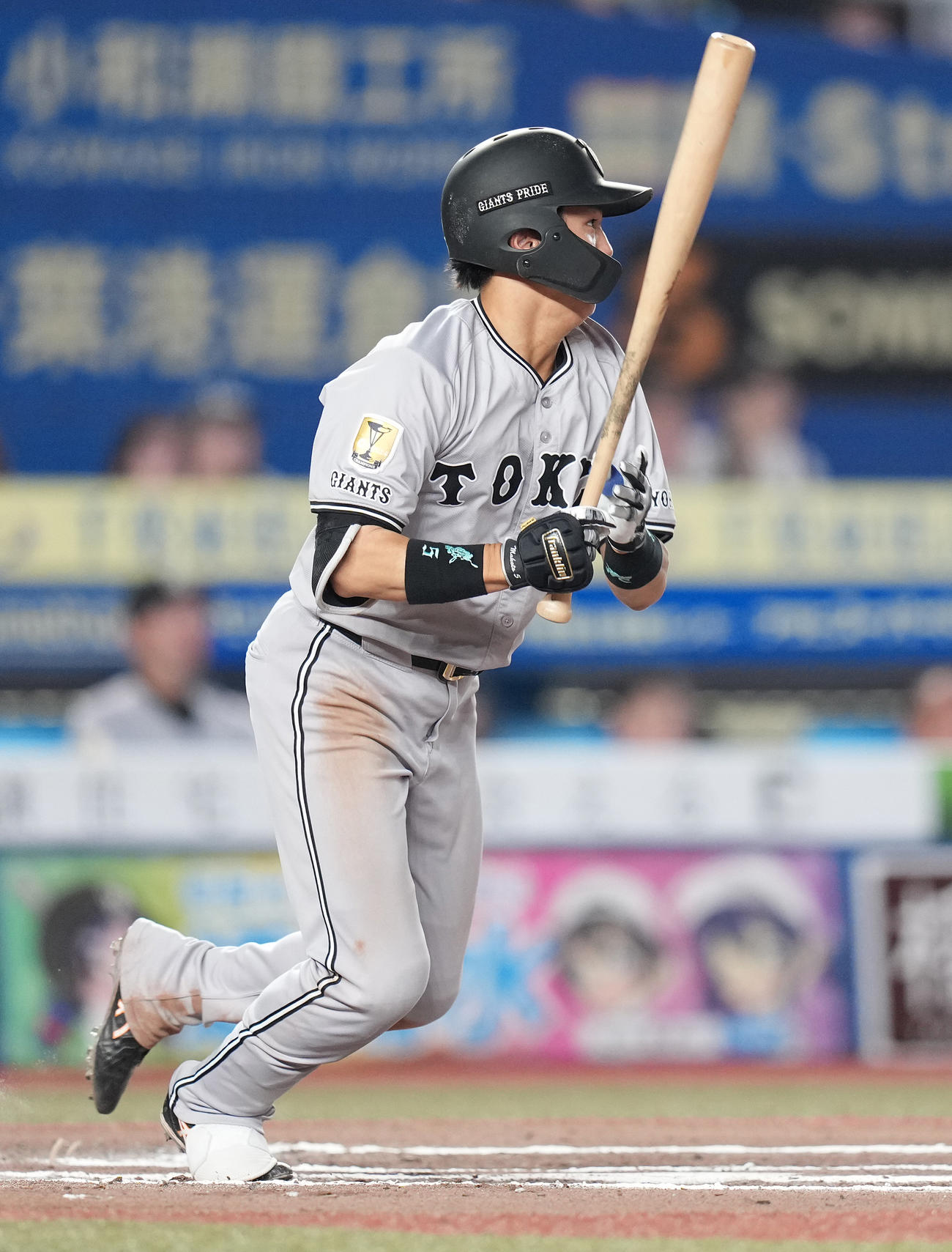 ロッテ対巨人　10回表巨人1死、左前打を放つ門脇（撮影・鈴木みどり）