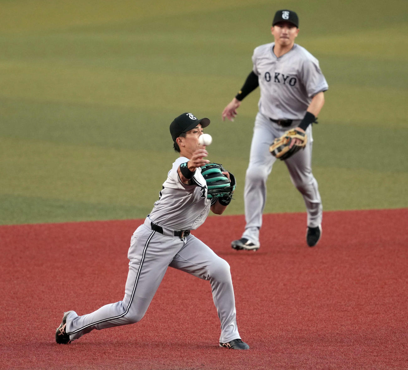 ロッテ対巨人　1回裏ロッテ2死一塁、山本の三ゴロを捕球し一塁へ悪送球してしまう門脇（撮影・たえ見朱実）