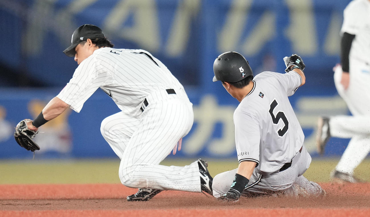 ロッテ対巨人　8回表巨人2死一塁、打者オコエの時、二盗する一塁走者門脇。二塁手藤岡（撮影・鈴木みどり）