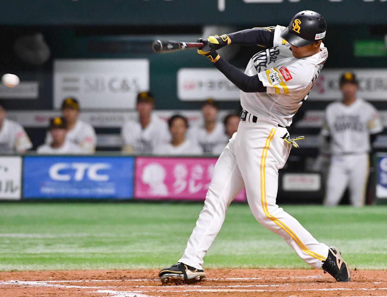 ソフトバンク対中日　7回裏ソフトバンク1死二、三塁、柳町は右前2点適時打を放つ（撮影・岩下翔太）