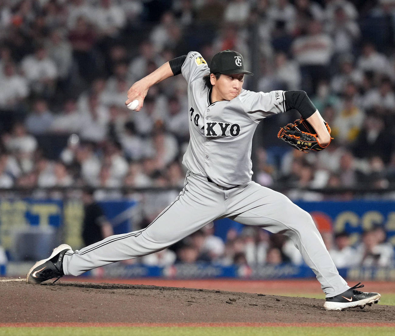 ロッテ対巨人　10回からマウンドに上がった巨人大勢（撮影・たえ見朱実）