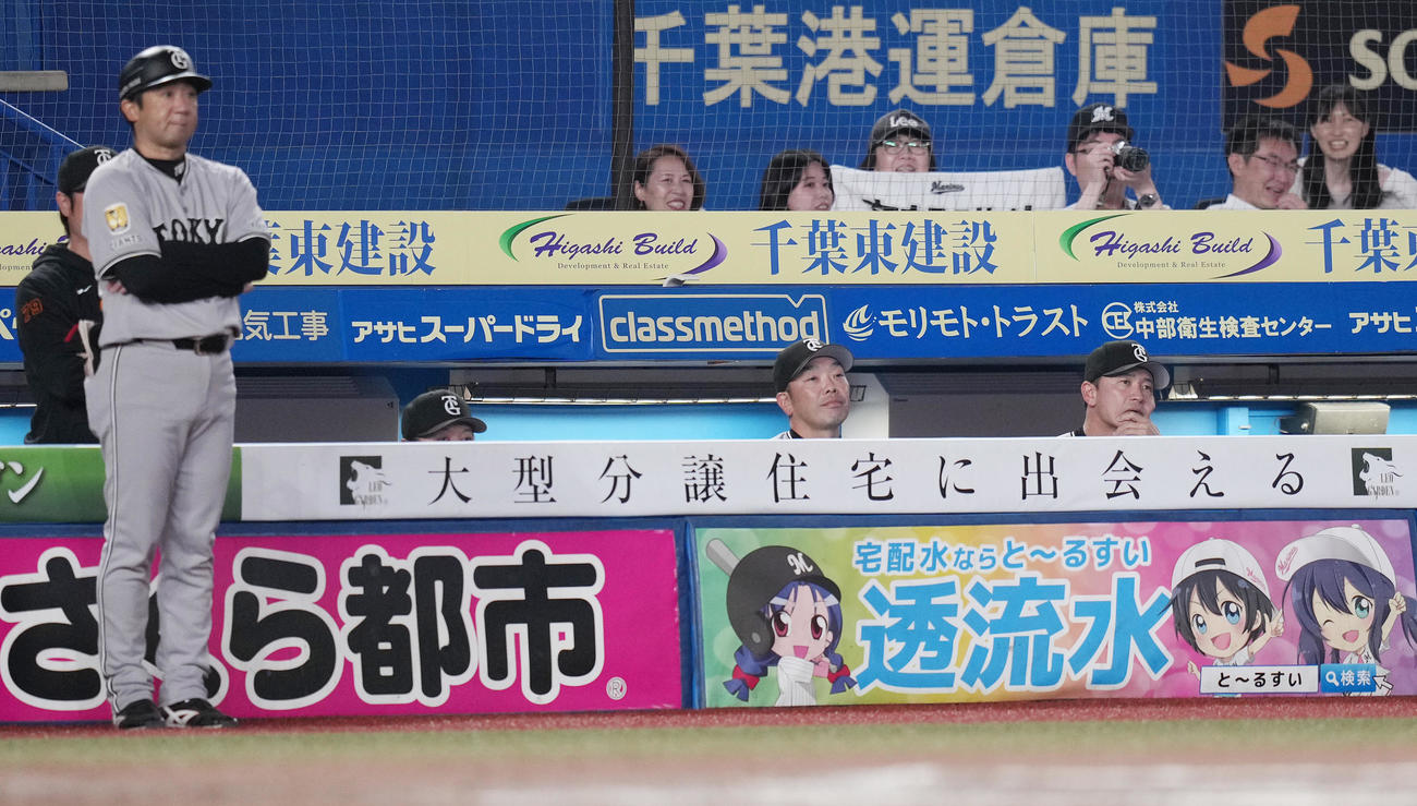 ロッテ対巨人　ロッテにサヨナラ負けし、ぼうぜんとする巨人阿部監督（中央）（撮影・鈴木みどり）