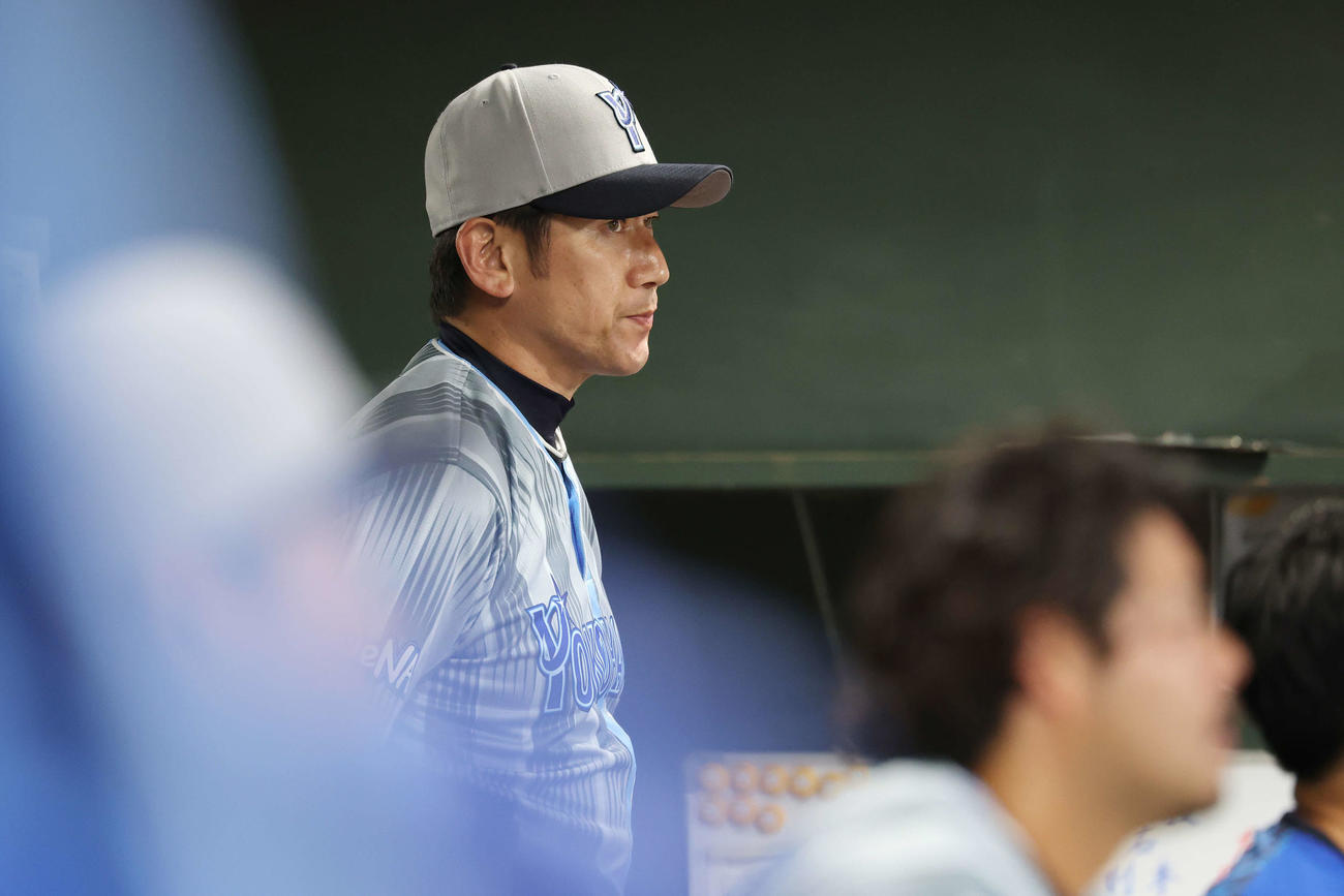 楽天対DeNA　戦況を見つめるDeNA三浦監督（撮影・宮地輝）