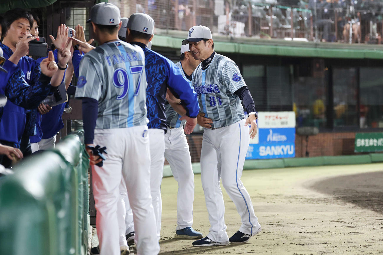 楽天対DeNA　監督通算300勝目を挙げた笑顔を見せるDeNA三浦監督（右）（撮影・宮地輝）