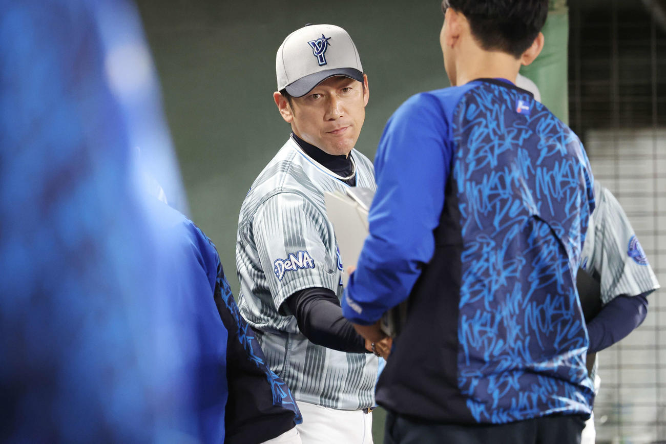 楽天対DeNA　監督通算300勝目を挙げ握手を交わすDeNA三浦監督（撮影・宮地輝）
