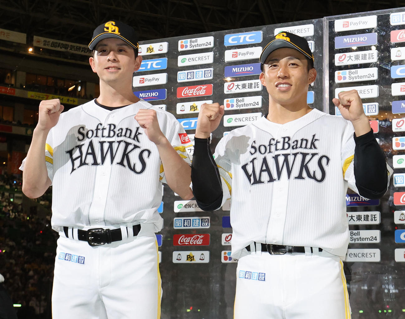 ソフトバンク対中日　ヒーローになった大関と野村はガッツポーズ（撮影・梅根麻紀）