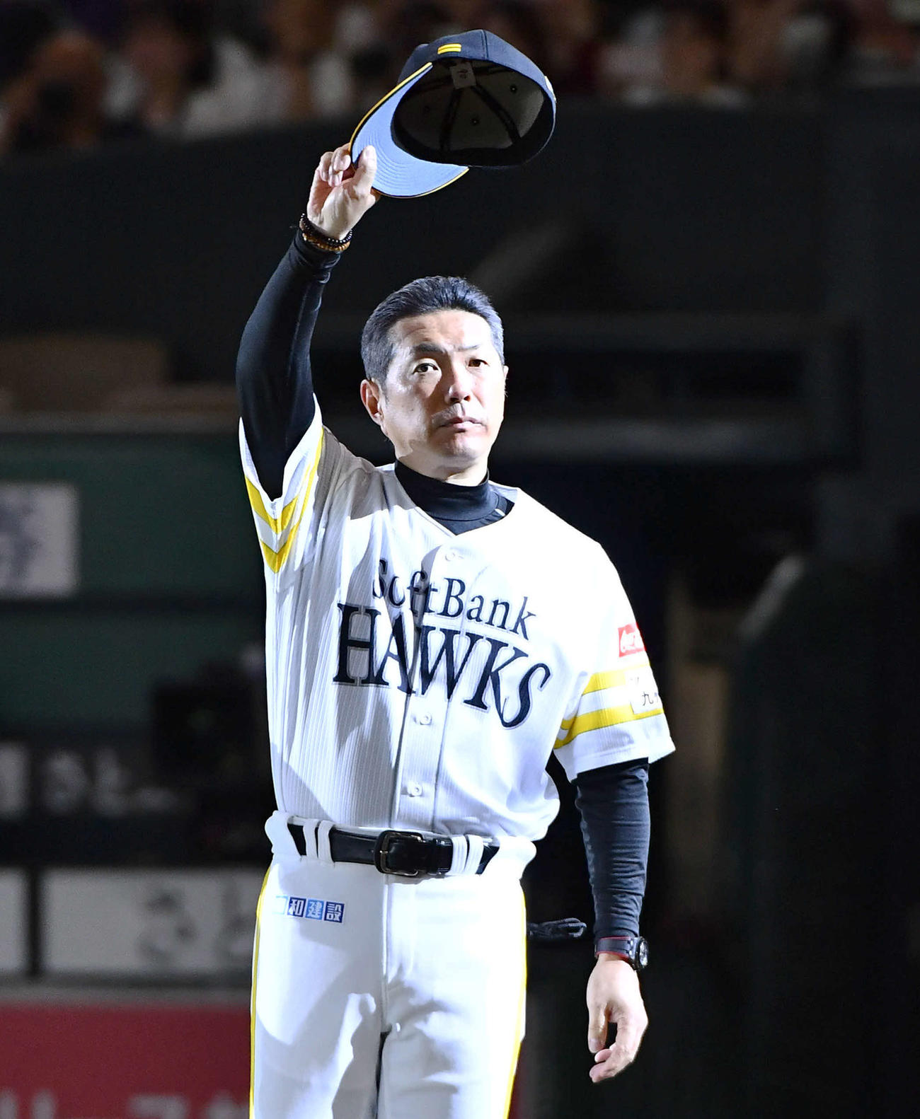 ソフトバンク対中日　中日に勝利し、ファンに一礼する小久保監督（撮影・岩下翔太）