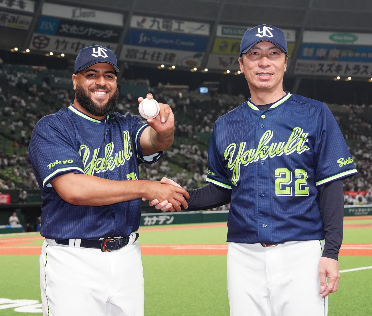 西武対ヤクルト　来日初勝利を挙げヤクルト高津監督（右）と写真に納まるアビラ（撮影・江口和貴）