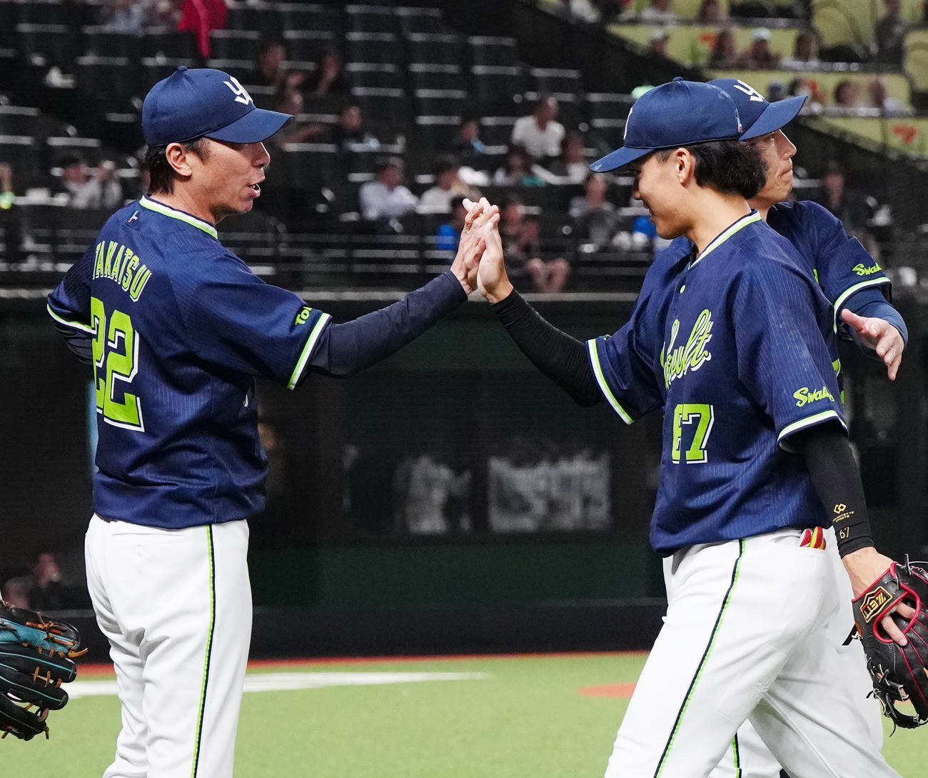 西武対ヤクルト　試合後、ヤクルト伊藤（右）とタッチを交わす高津監督（撮影・江口和貴）