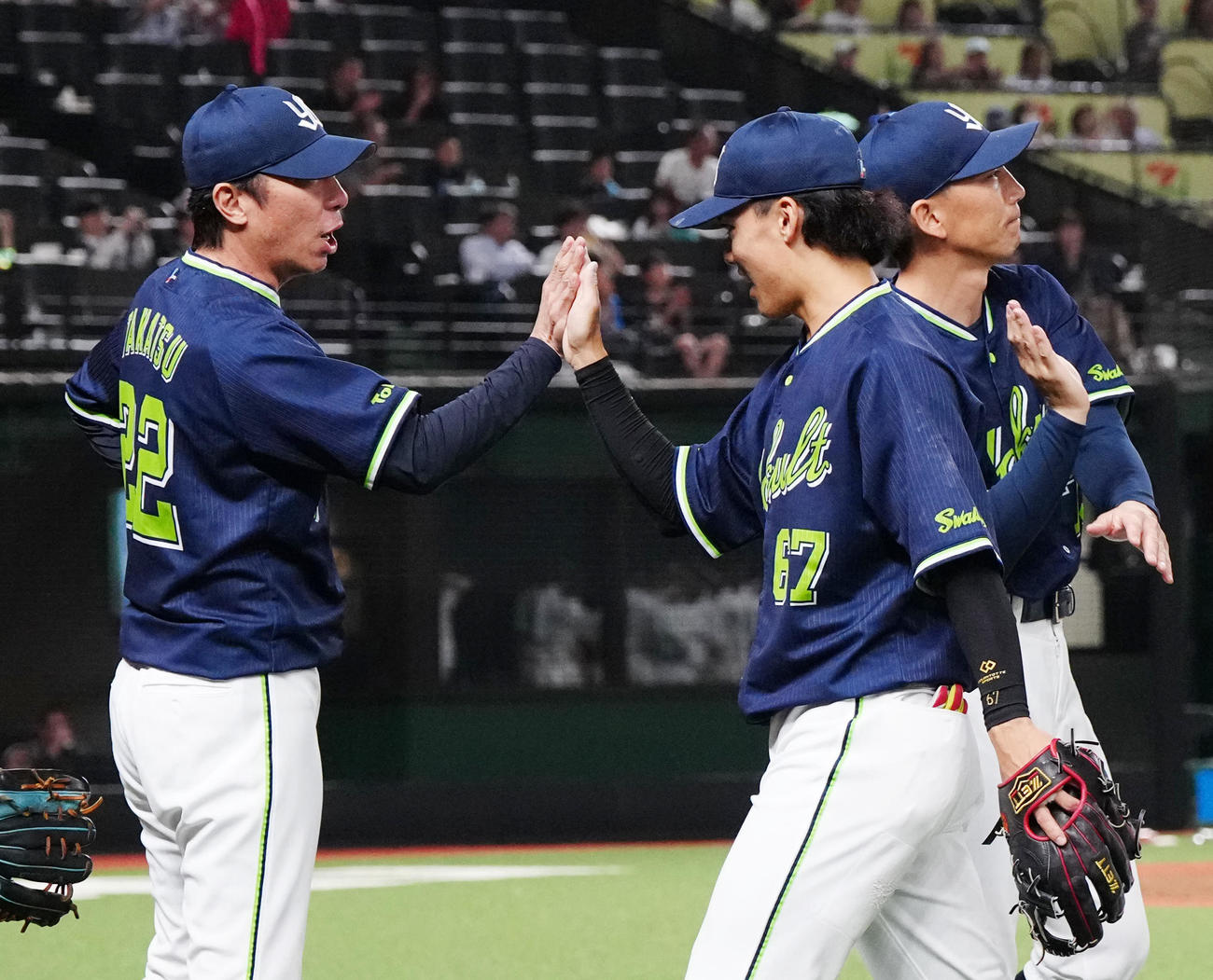 西武対ヤクルト　試合後、ヤクルト伊藤（右手前）とタッチを交わす高津監督（撮影・江口和貴）