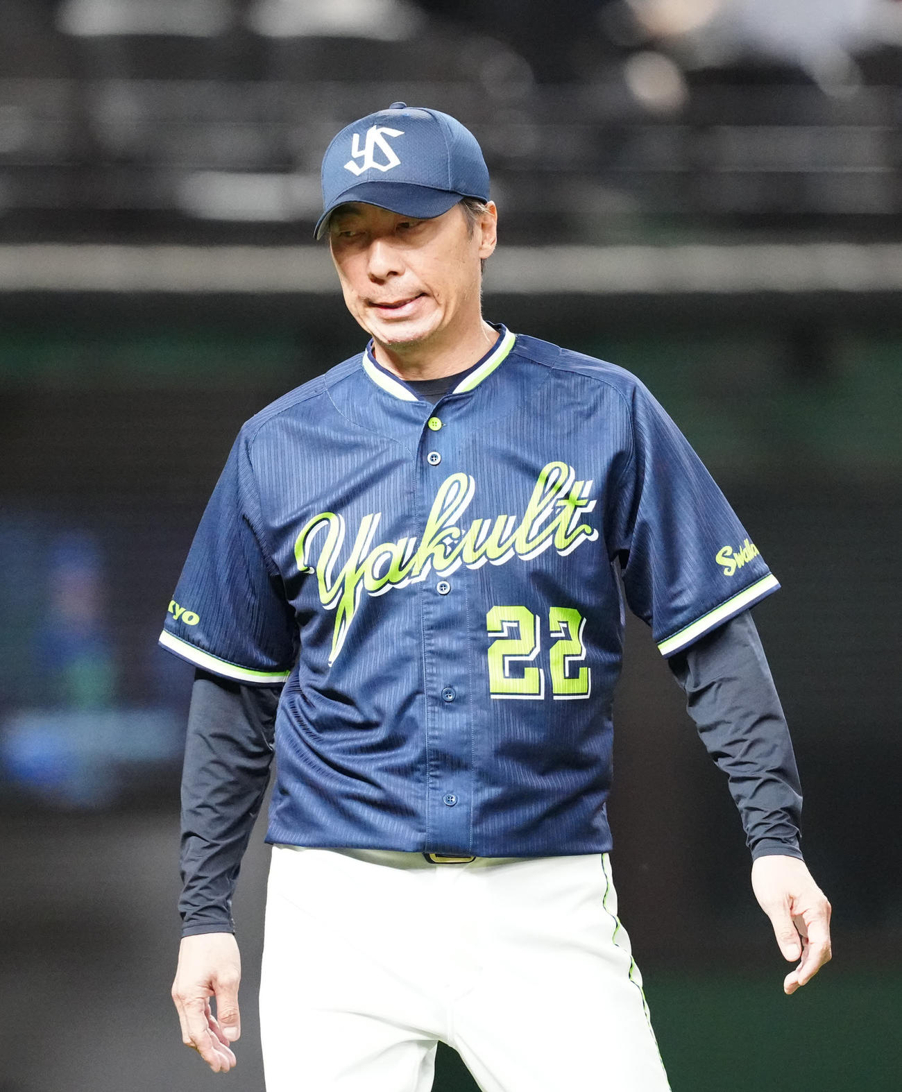 西武対ヤクルト　8回裏開始前、選手交代を告げたヤクルト高津監督（撮影・江口和貴）
