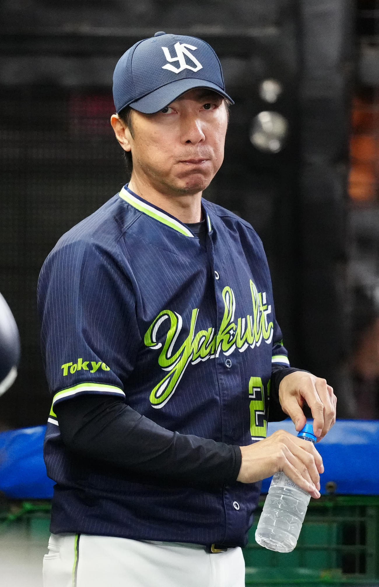 西武対ヤクルト　7回表開始前、ベンチで水を飲むヤクルト高津監督（撮影・江口和貴）