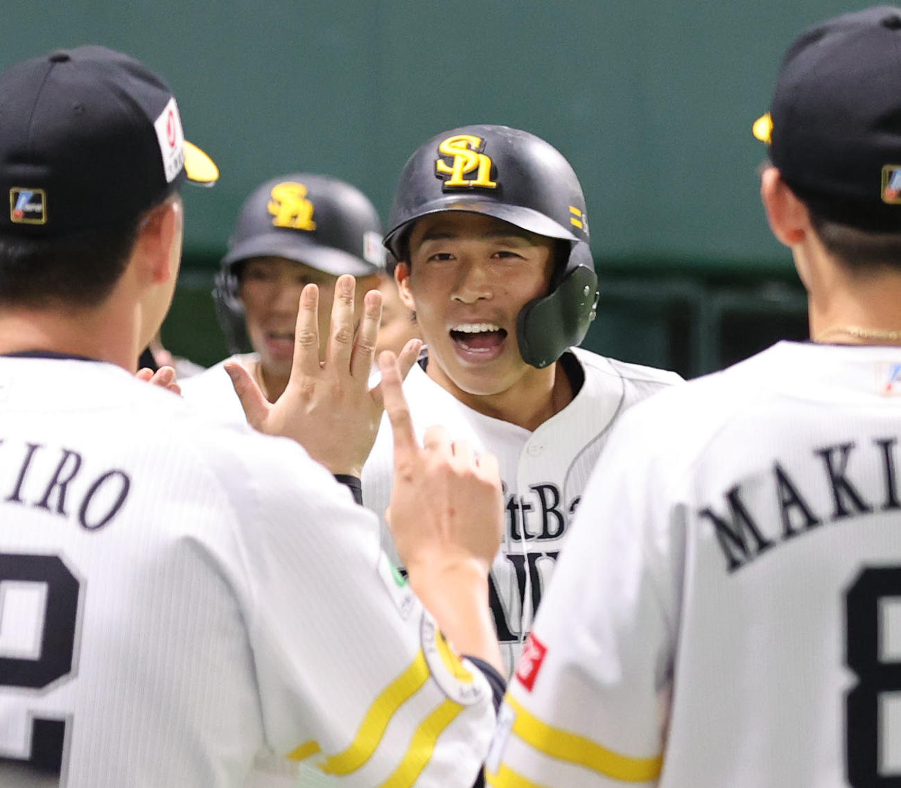 ソフトバンク対中日　1回裏ソフトバンク2死一、三塁、野村は左中間に3点本塁打を放ちベンチのナインとハイタッチ（撮影・梅根麻紀）