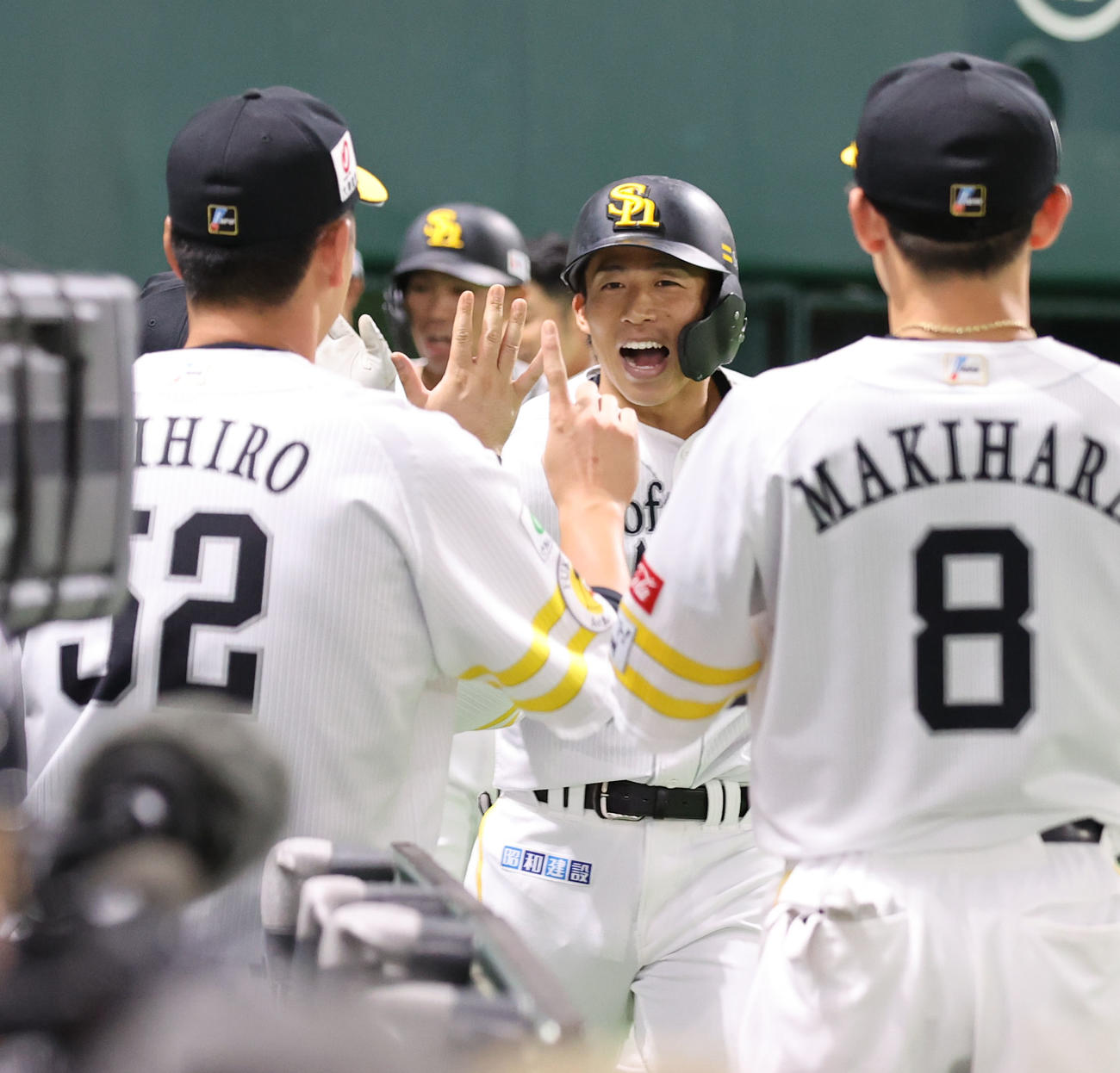 ソフトバンク対中日　1回裏ソフトバンク2死一、三塁、野村は左中間に3点本塁打を放ちベンチのナインとハイタッチ（撮影・梅根麻紀）
