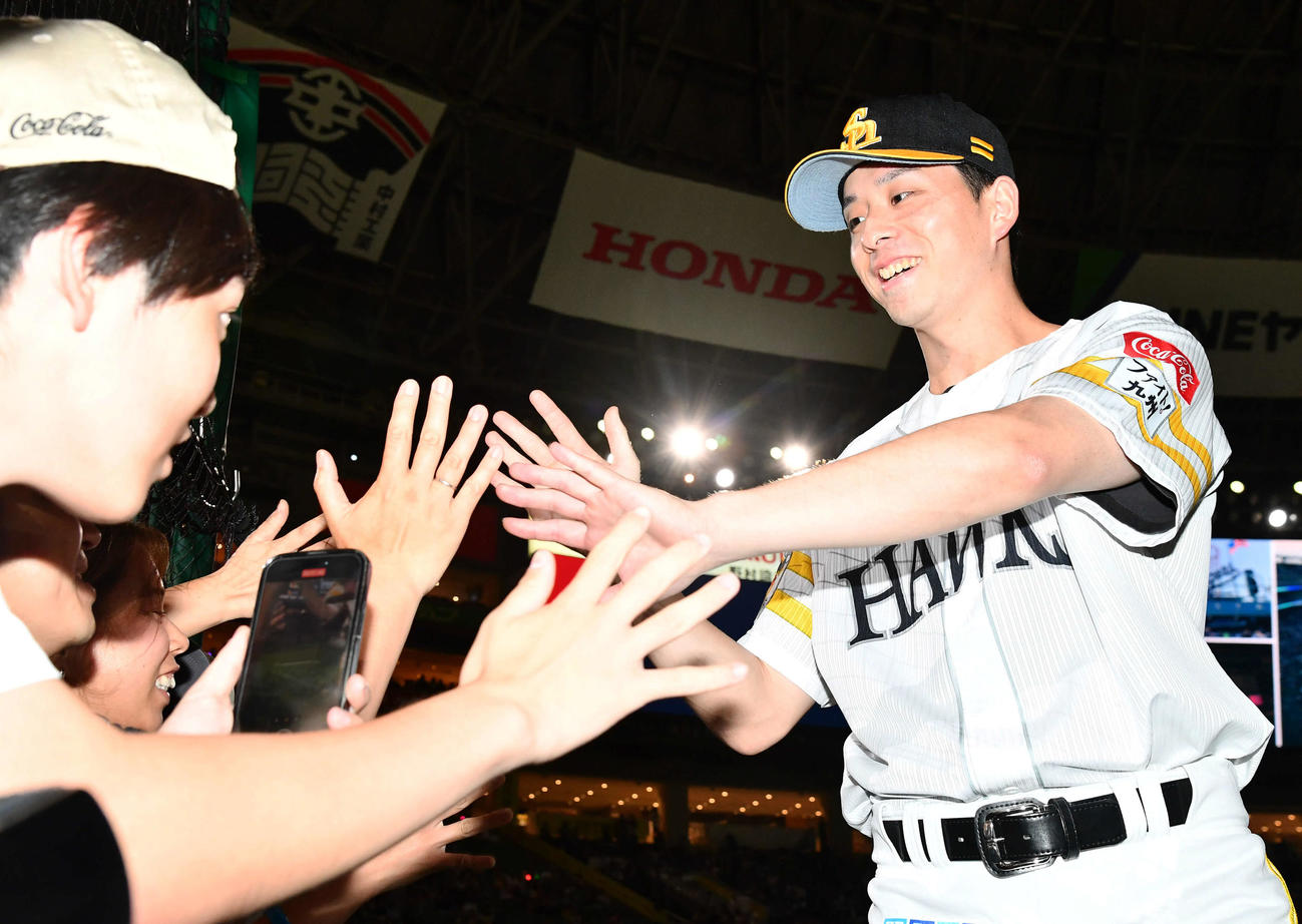 ソフトバンク対中日　中日に勝利し、ファンと笑顔でハイタッチする大関（撮影・岩下翔太）