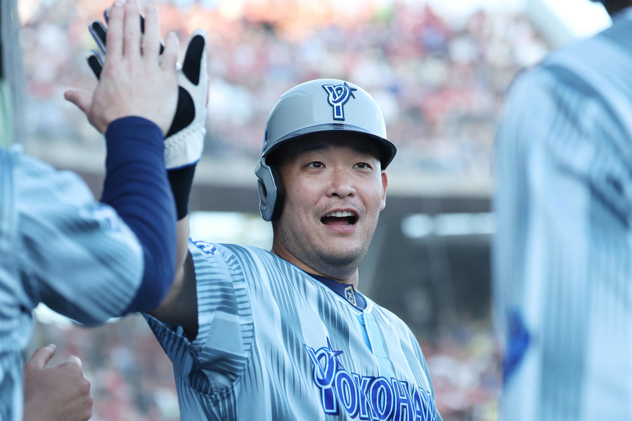 楽天対DeNA 2回表DeNA1死一、三塁、山本の左犠飛で生還しチームメートと笑顔でタッチを交わす筒香（撮影・宮地輝）
