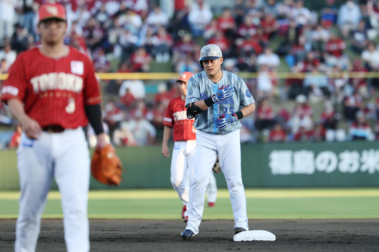 楽天対DeNA 2回表DeNA1死一塁、中適時二塁打を放った筒香（撮影・宮地輝）