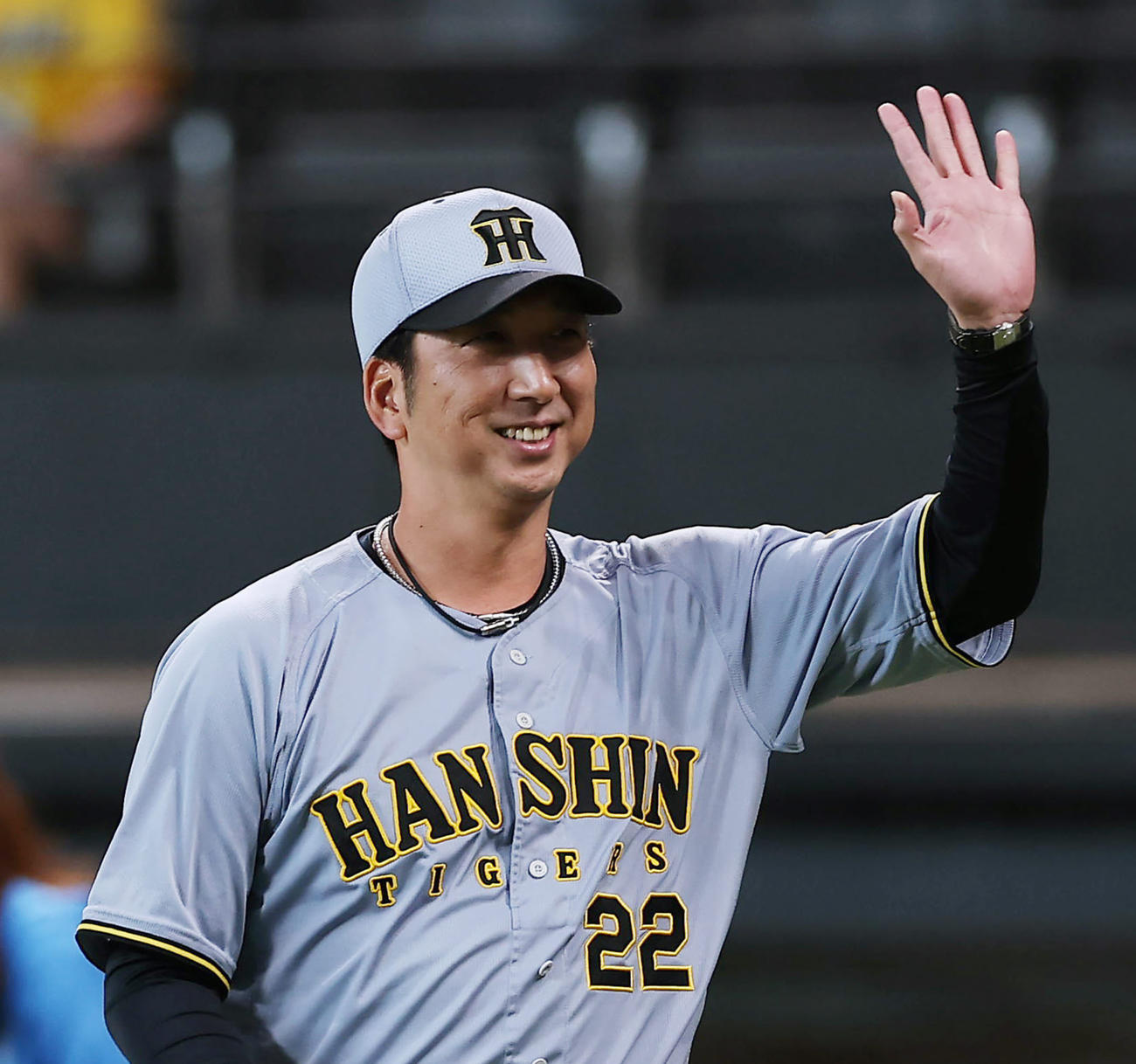 日本ハム対阪神　試合前のメンバー表交換を終え、笑顔で手を振る阪神藤川監督（撮影・前田充）