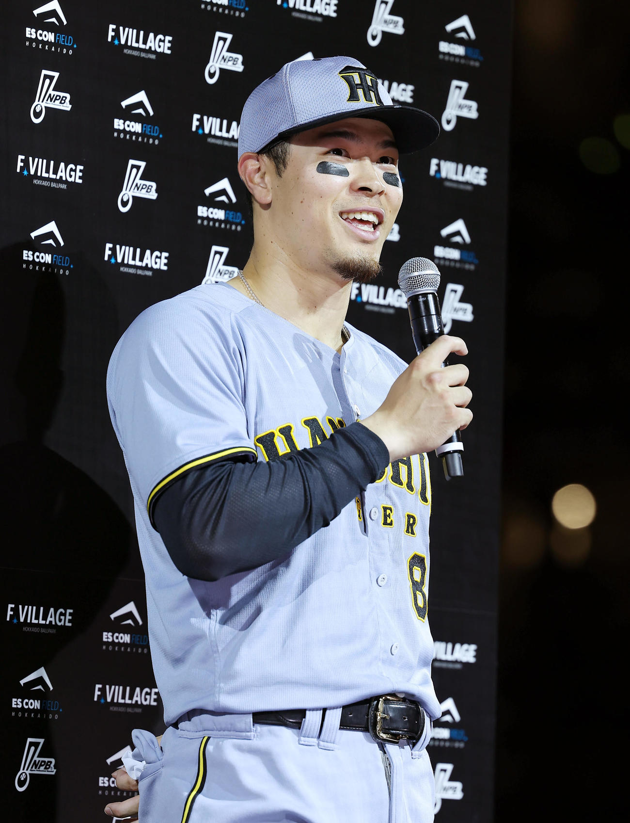 日本ハム対阪神　ヒーローインタビューで笑顔を見せる阪神佐藤輝（撮影・前田充）