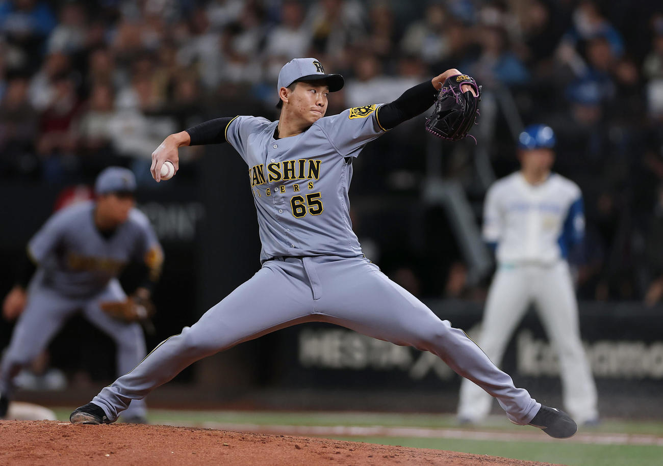 日本ハム対阪神　阪神2番手の湯浅（撮影・前田充）