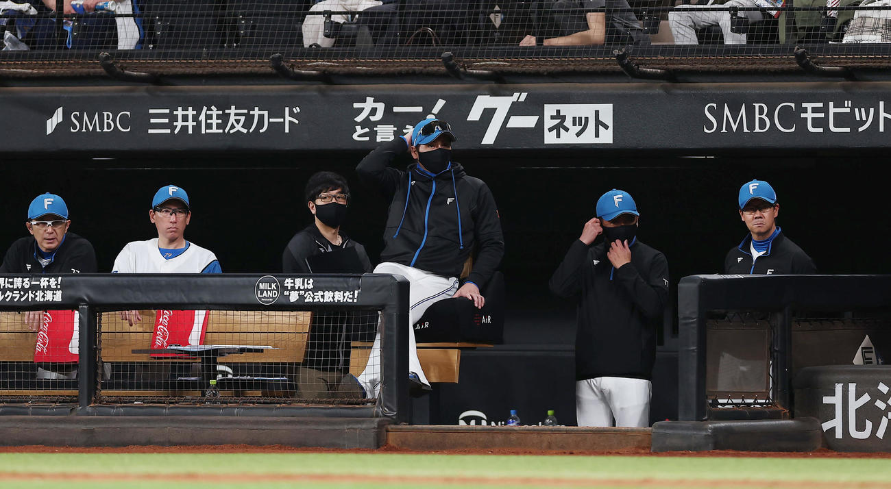 日本ハム対阪神　阪神に敗れ、厳しい表情を見せる日本ハム新庄監督（中央）ら（撮影・前田充）