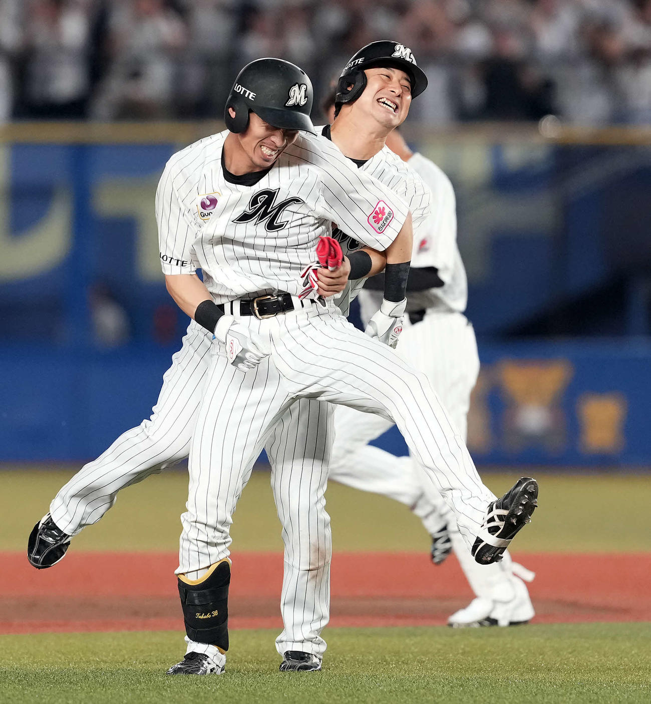 ロッテ対巨人　10回裏ロッテ2満塁、死球を受けサヨナラ勝ちに笑顔を見せる高部（左）と藤岡（撮影・たえ見朱実）
