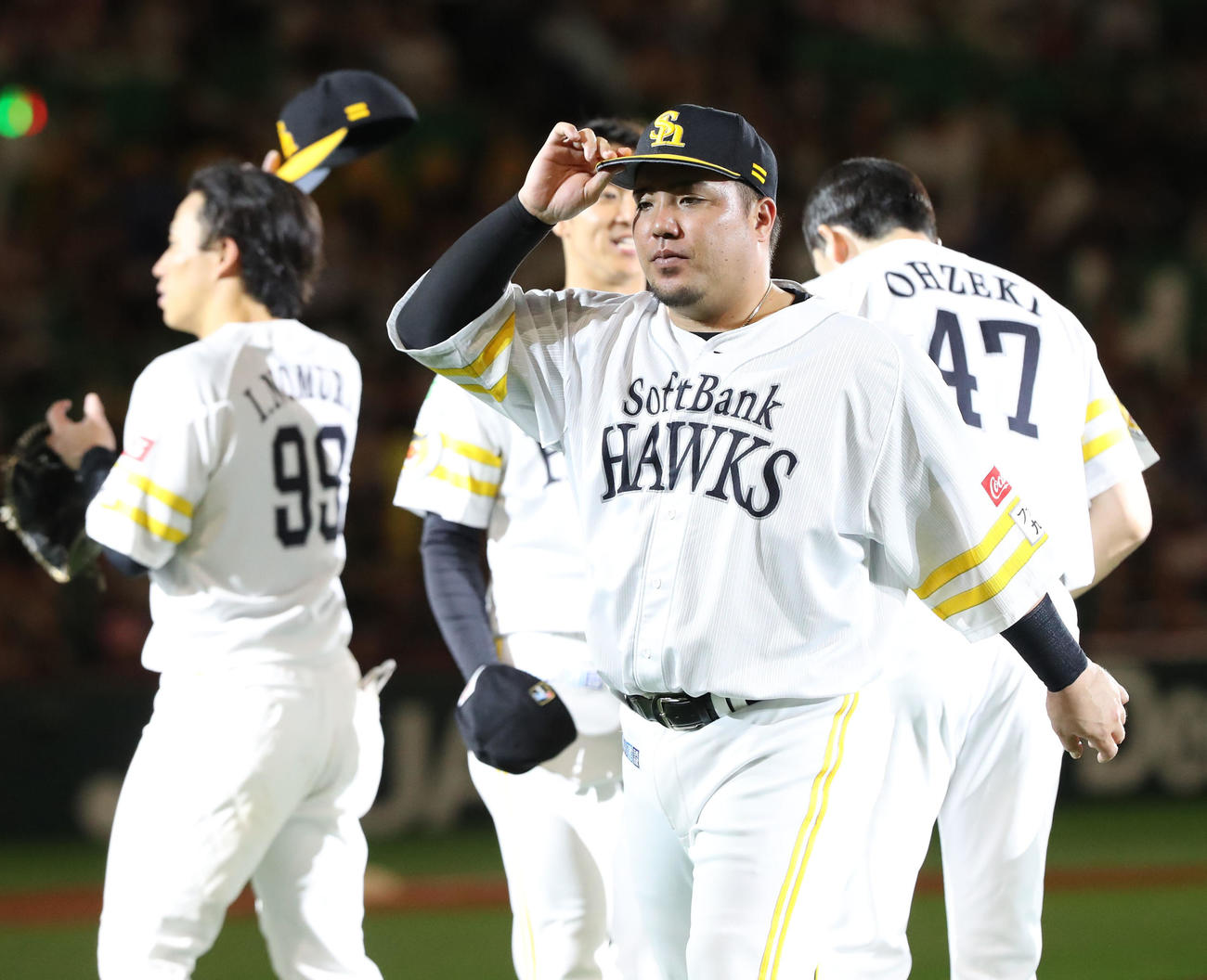 ソフトバンク対中日　中日に連勝しスタンドのファンにあいさつして引きあげる山川（撮影・梅根麻紀）
