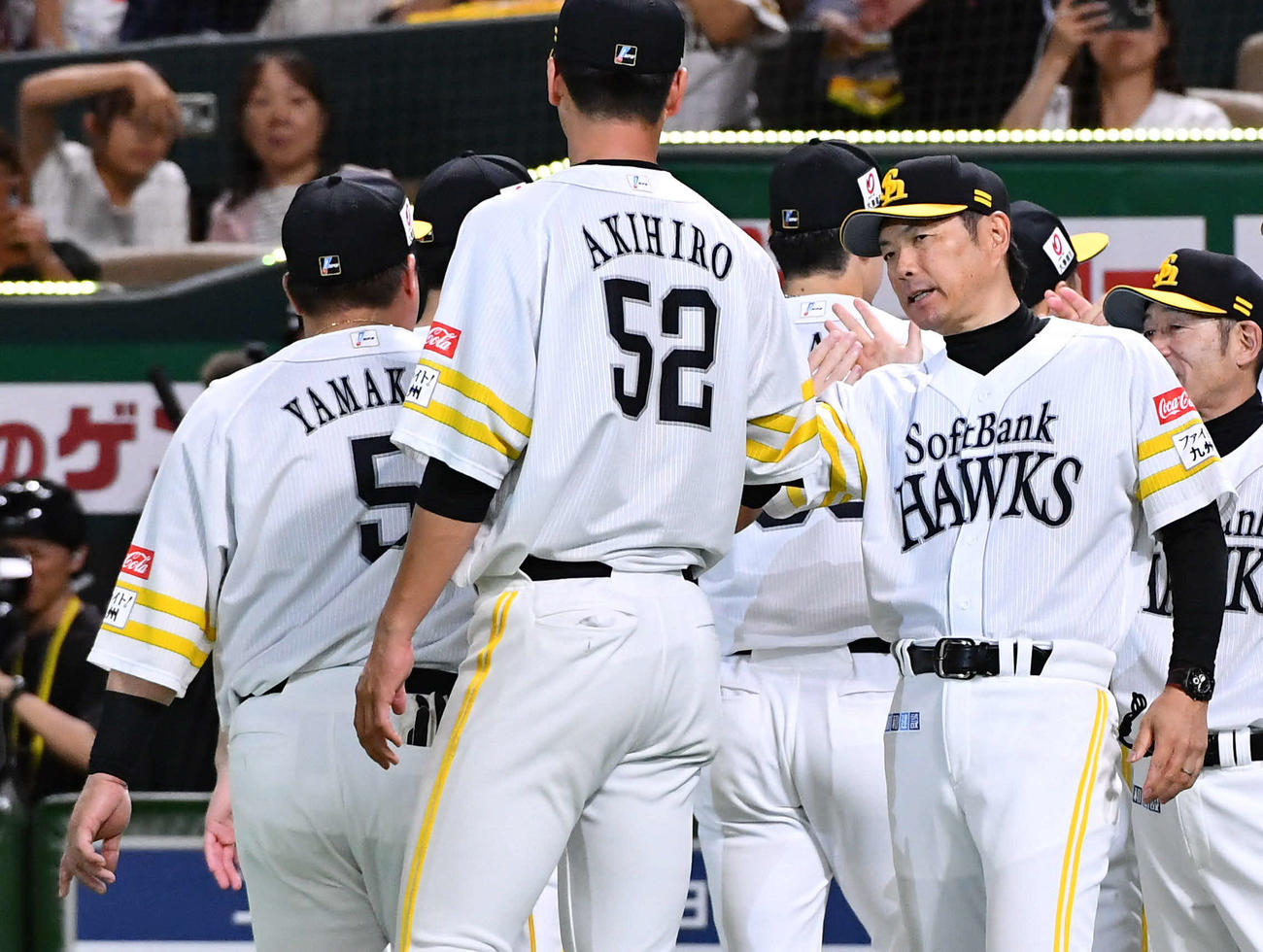 ソフトバンク対中日　中日に勝利し、山川（左）らソフトバンクナインとタッチを交わす小久保監督（撮影・岩下翔太）