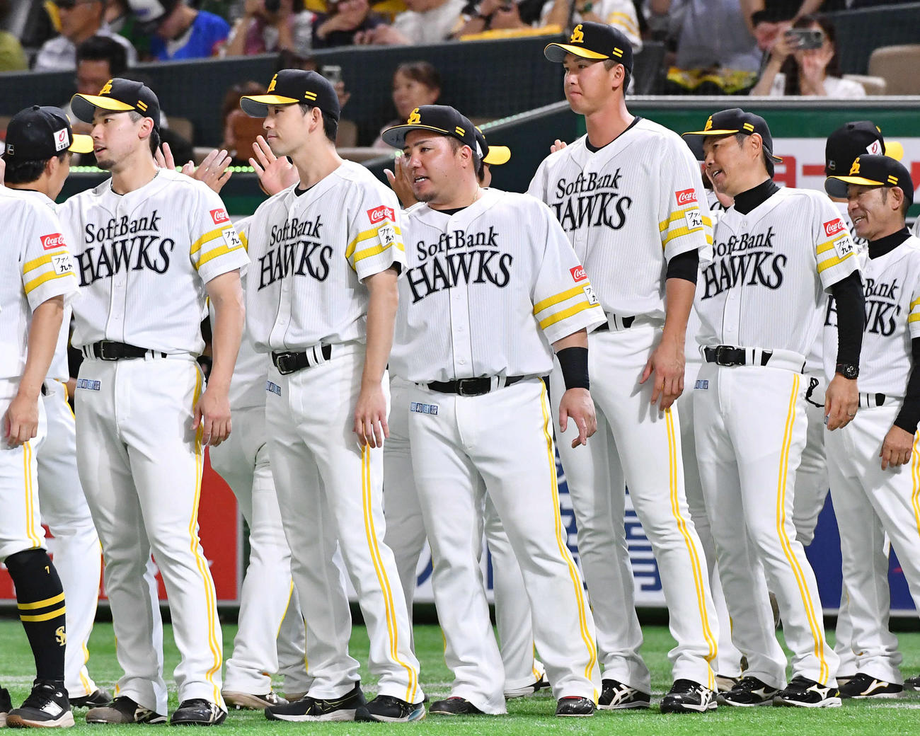 ソフトバンク対中日　中日に勝利しナインとハイタッチする、左から尾形、大関、山川、秋広、小久保監督、奈良原ヘッドコーチ（撮影・岩下翔太）
