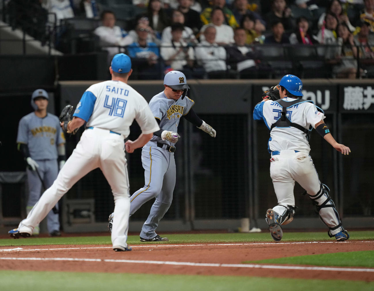 日本ハム対阪神　5回表阪神2死満塁、本塁を狙うもアウトとなる森下（中央）（撮影・井上学）