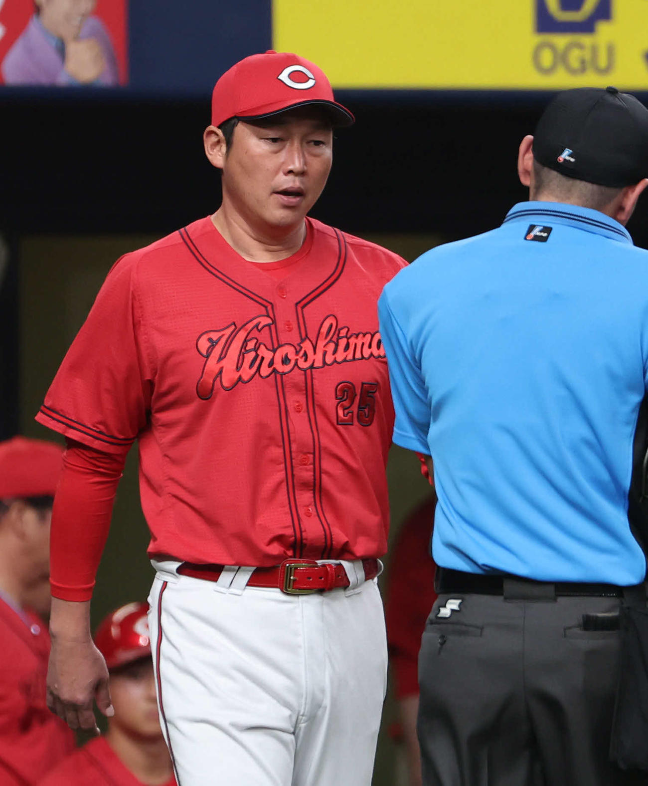 オリックス対広島　7回の攻撃を終え、選手交代を告げる広島新井監督（撮影・西尾就之）
