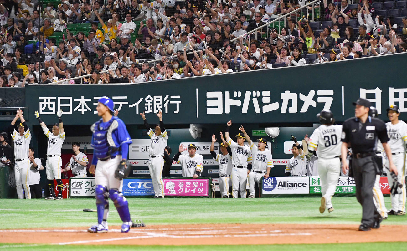 今宮が中越え2点適時二塁打を放ち、ベンチで喜ぶソフトバンクナイン
