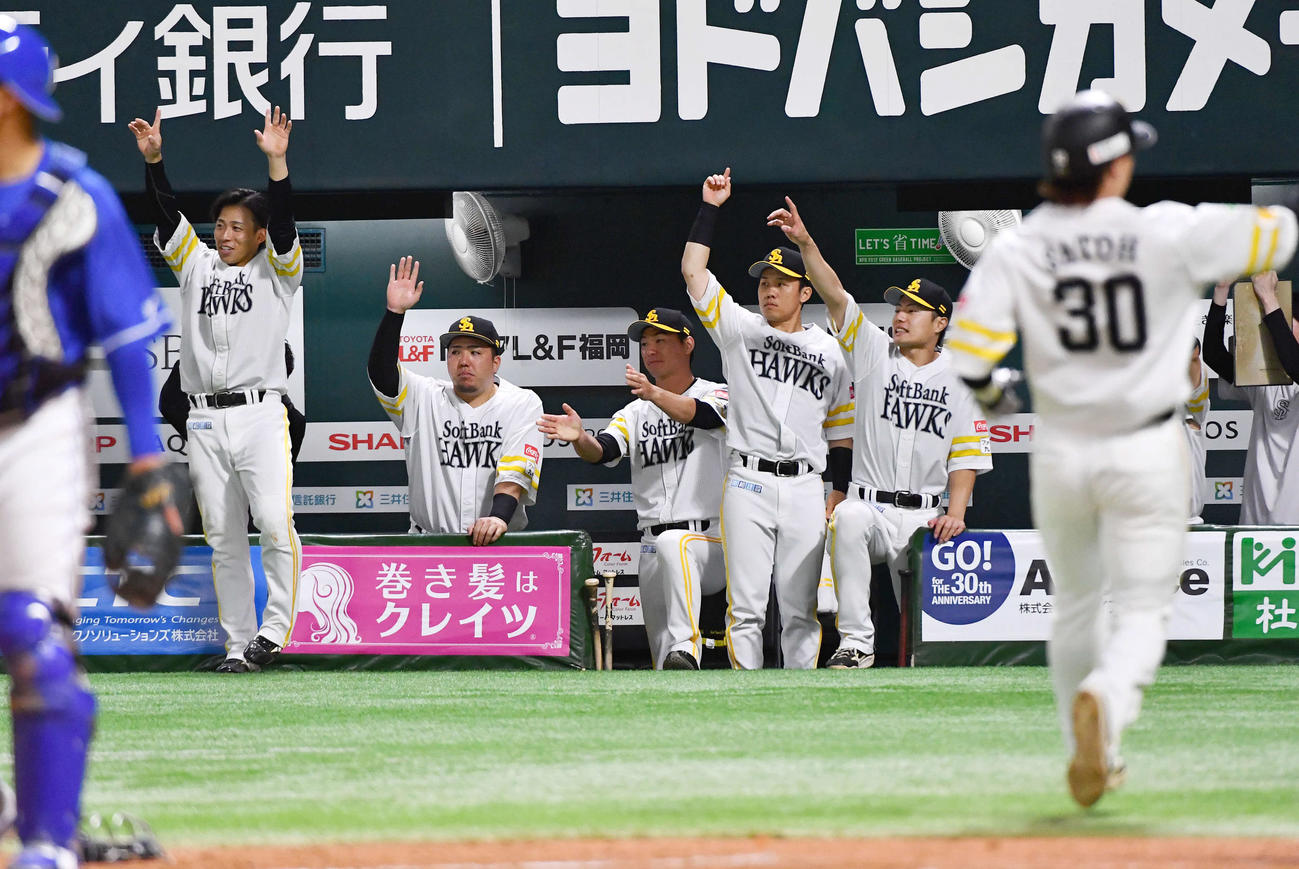 ソフトバンク対中日　7回裏ソフトバンク1死満塁、今宮が中越え2点適時二塁打を放ち、ベンチで喜ぶ山川（左から2人目）らソフトバンクナイン（撮影・岩下翔太）