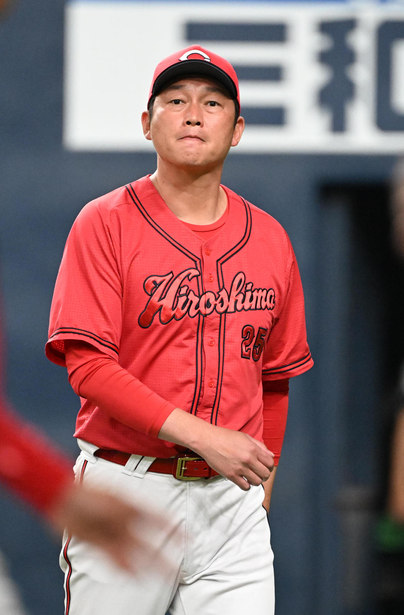 オリックス対広島　8回表を終え、選手の交代を告げる広島新井監督（撮影・和賀正仁）