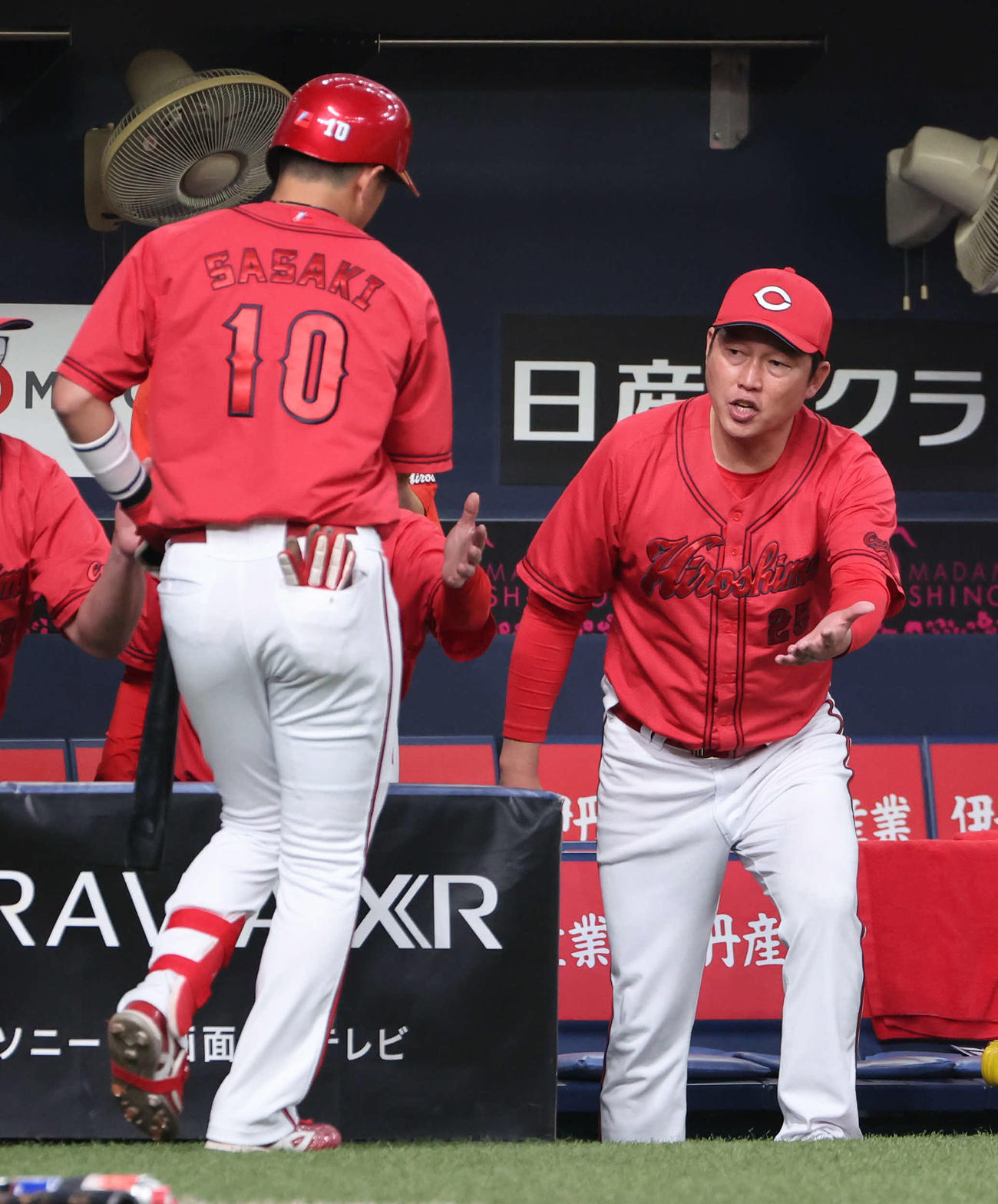 オリックス対広島　2回表広島無死満塁、佐々木は遊ゴロ併殺打に倒れたが、この間に三塁走者が生還、新井監督は声を出しながら迎える（撮影・西尾就之）