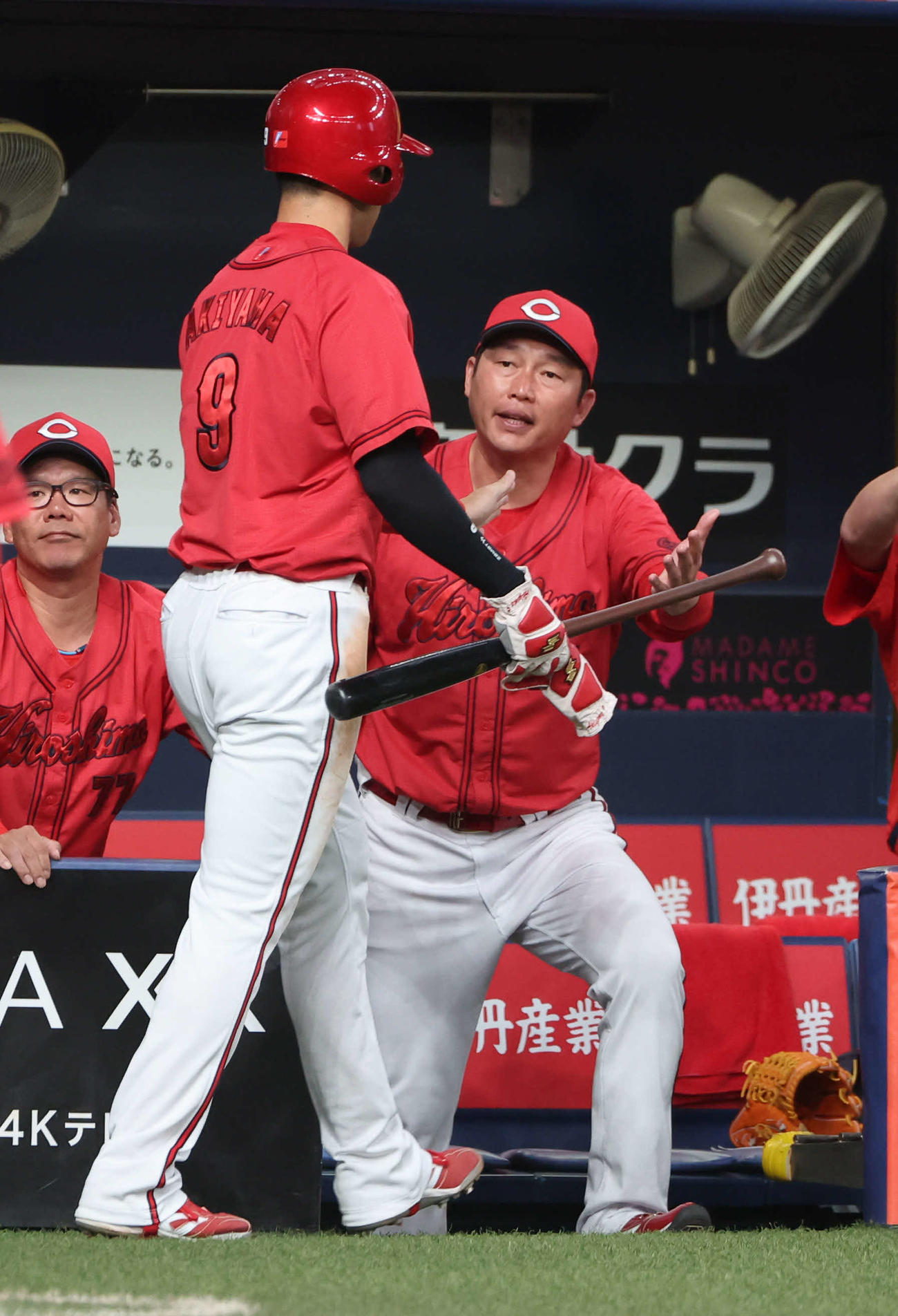 オリックス対広島　4回表広島2死二、三塁、矢野の適時打で生還した秋山を迎える新井監督（撮影・西尾就之）