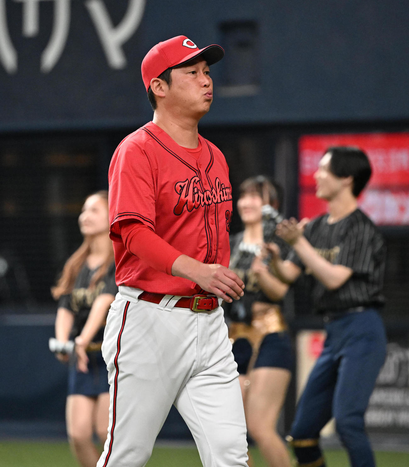 オリックス対広島　8回表を終え、選手の交代を告げる広島新井監督（撮影・和賀正仁）