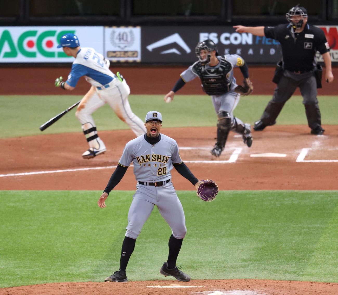 日本ハム対阪神　6回裏日本ハム2死、清宮幸を三振にとり叫ぶデュプランティエ（撮影・黒川智章）