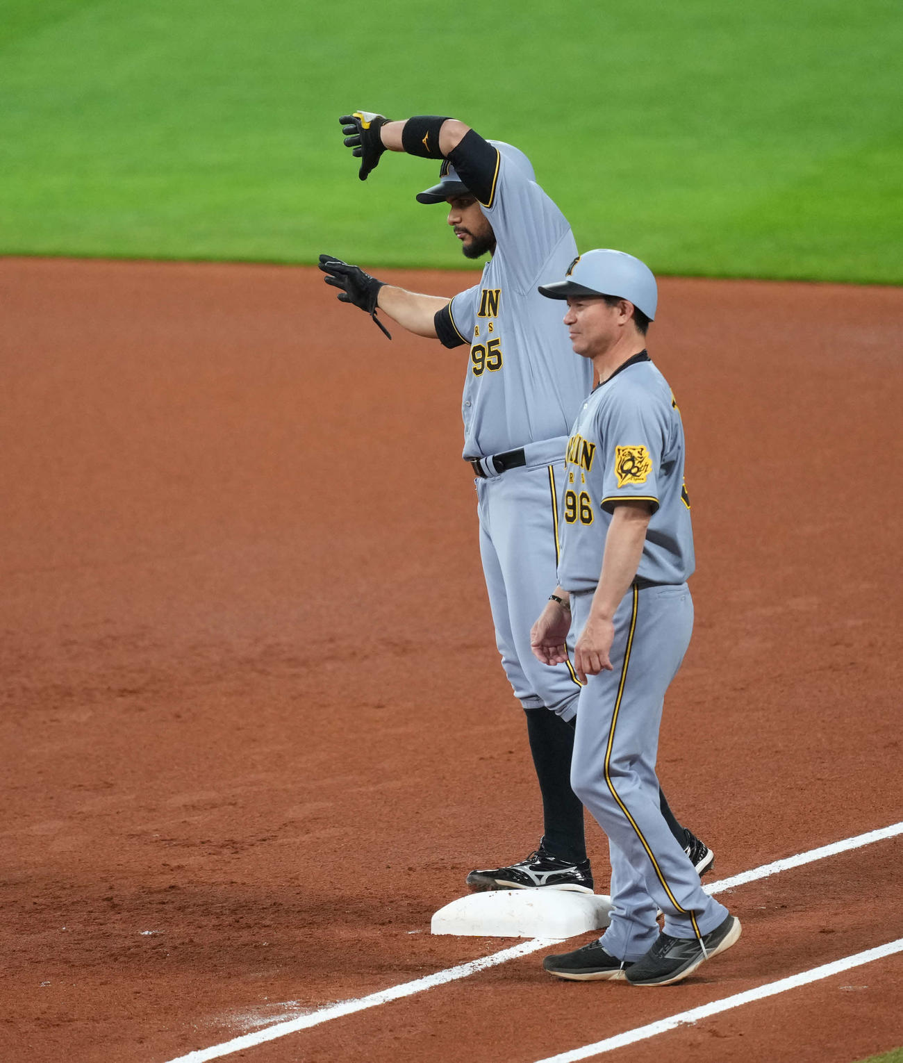 日本ハム対阪神　1回表阪神1死満塁、適時打を放ちポーズを決めるヘルナンデス（撮影・井上学）