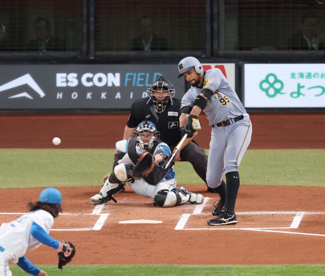 日本ハム対阪神　1回表阪神1死満塁、右前適時打を放つヘルナンデス（撮影・黒川智章）